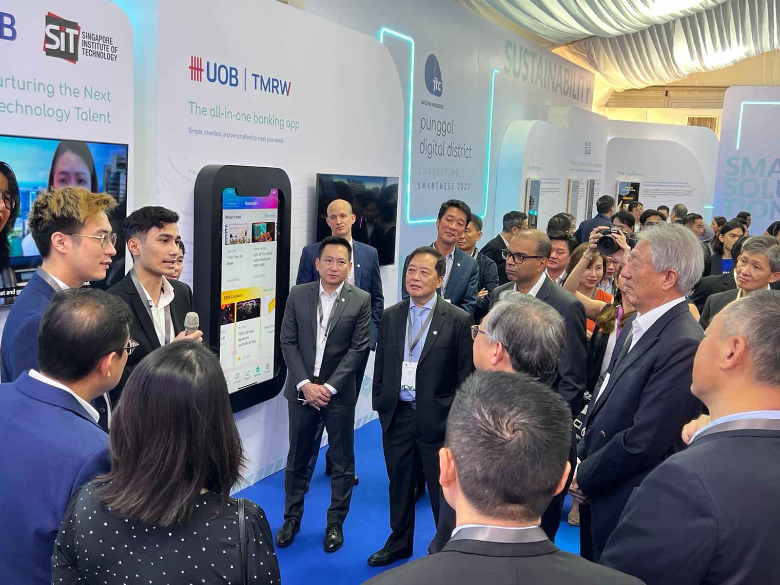 Fintech students giving presentation Fintech students giving presentation